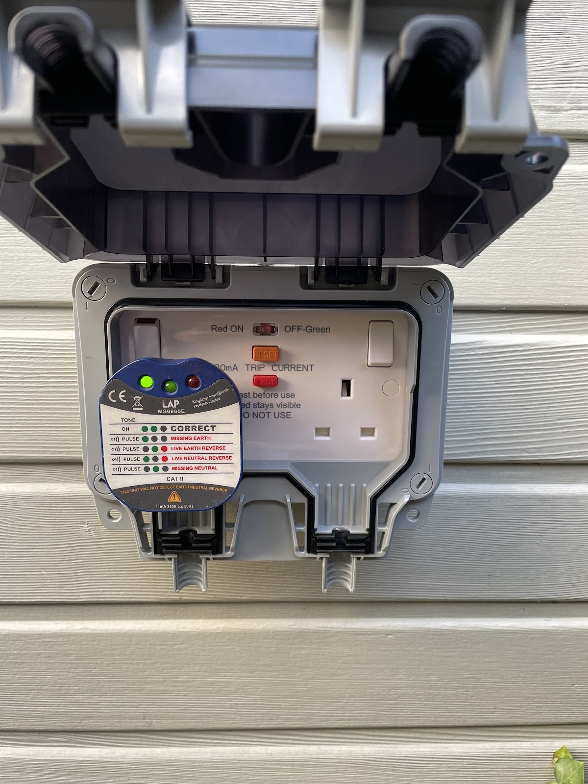 Outdoor RCD-protected weatherproof socket