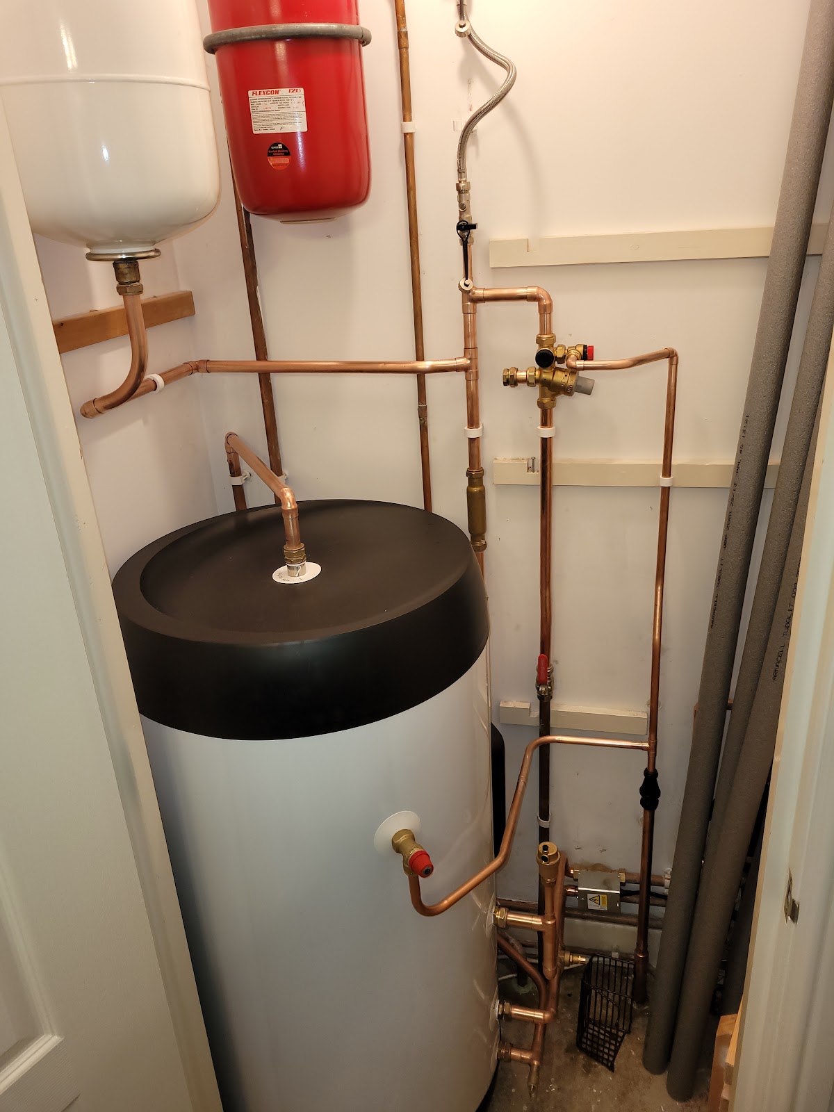 Cylinder + Flexcon expansion vessel